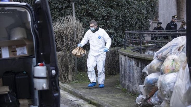 Donna trovata morta in un cortile: senza maglietta e con segni sul collo. S’indaga per omicidio