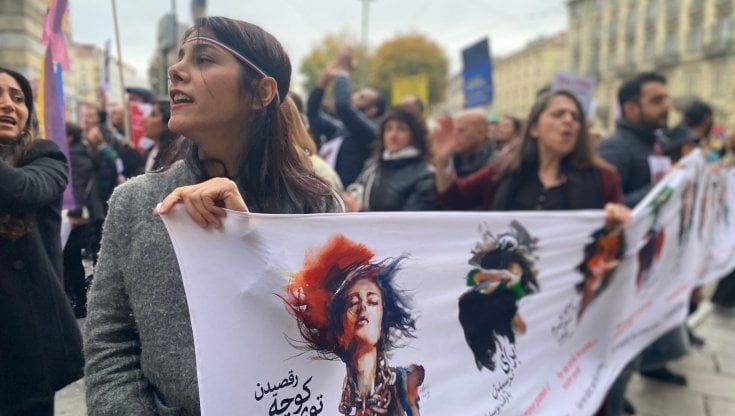 Centinaia di donne in piazza per chiedere la libertà in Iran 