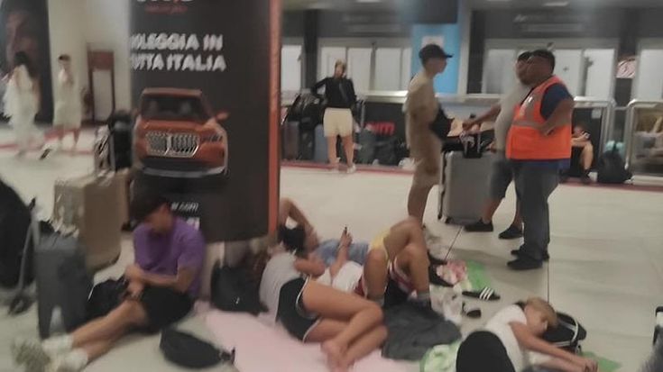 Emergenza cenere dell’Etna, in tilt i trasporti: il calvario dei passeggeri