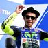 MotoGp, Rossi show sul podio: beve dallo stivale usato in gara