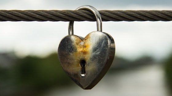 Infedeltà: sui social network le donne sono più gelose