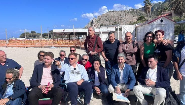 Mondello, veglia per la spiaggia. Attesa per la decisione del Cga