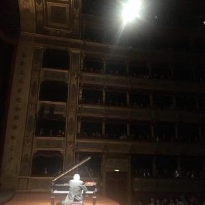 Tifo da stadio per Pollini al teatro Massimo