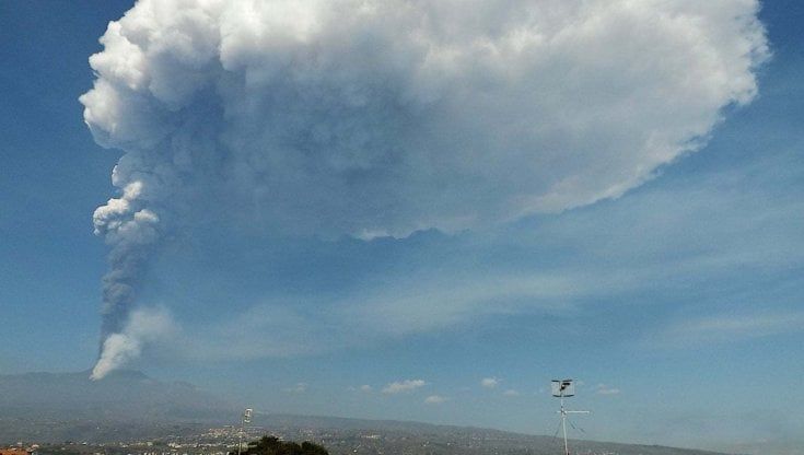 L'estate dell'Etna che ci rende ostaggi della sabbia nera
