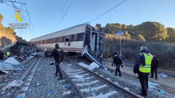 Spagna, ministro dei Trasporti sullo scontro dei treni: “Su un rettilineo, difficile da spiegare”