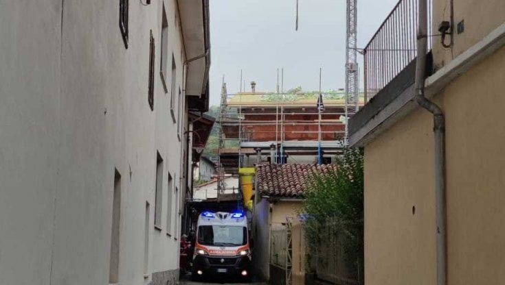 Scarmagno, incidente su lavoro: operaio cade dal tetto. Gravissimo