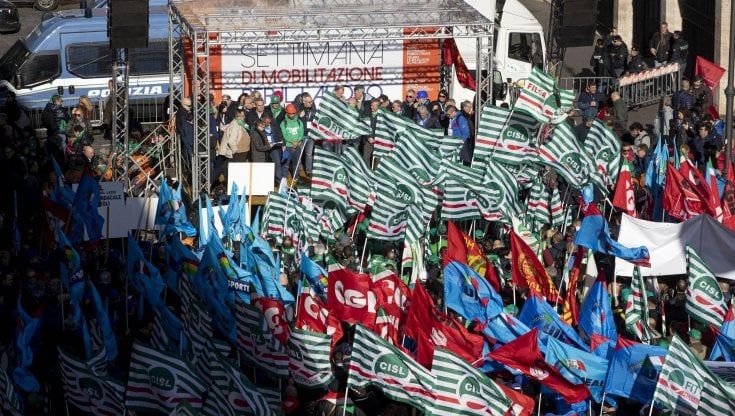 Metalmeccanici, rinnovato il contratto: aumento di 112 euro per 1,5 milioni di lavoratori
