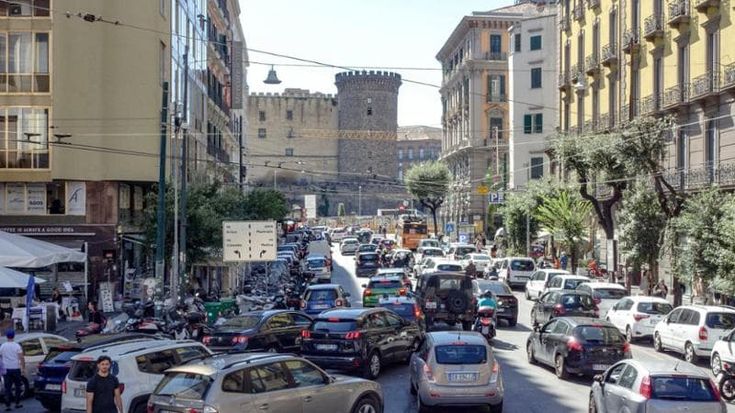 Napoli, il salasso dei parcheggi: fino a 10 euro l’ora per una sosta in centro