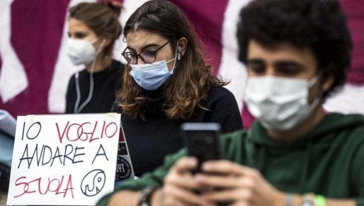 Scuola, i genitori a Tper: "Studenti a casa, rimborsate gli abbonamenti degli autobus" 