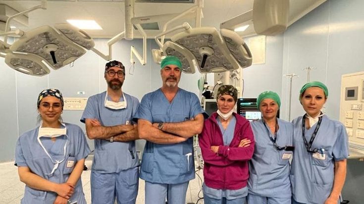Non riesce più a camminare dopo il calcetto e scopre di avere una patologia rara: a Monza i medici salvano la gamba di un 35enne
