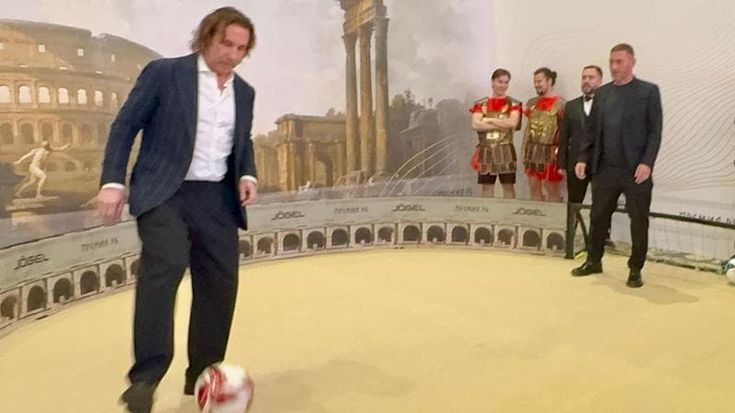 Totti a Mosca tra Colosseo e gladiatori. “Sulla panchina della Roma sogno Ancelotti”