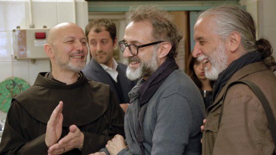 Bottura e non solo: gli chef stellati cucinano alla mensa dei poveri di Bologna