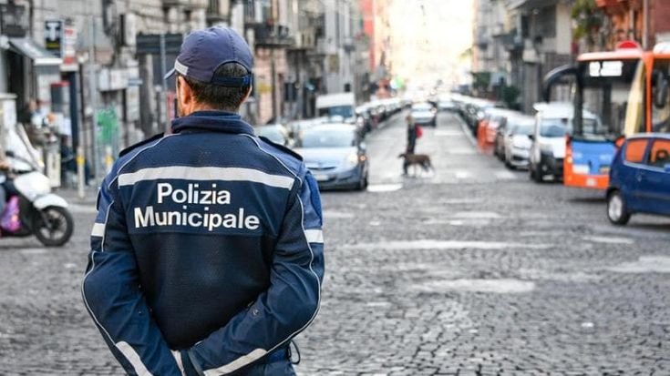 Napoli, vigile aggredito a calci e pugni da parcheggiatore abusivo: già libero l’aggressore