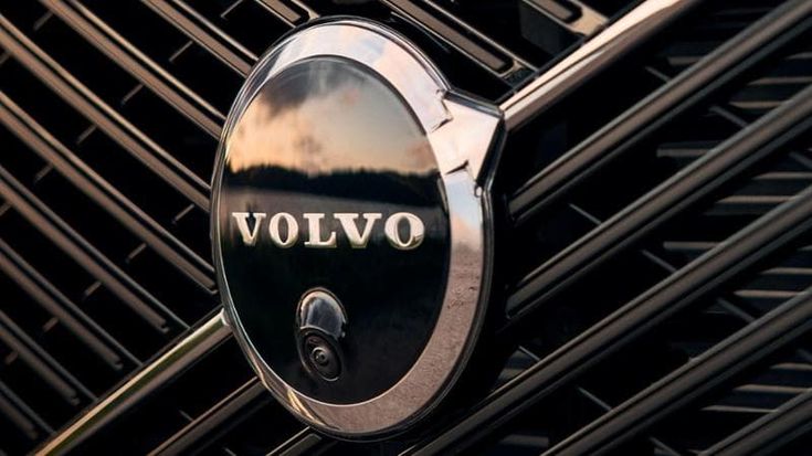 Volvo rilancia su elettriche e plug-in. Crisci: “Calo 2025 previsto e coerente con le nostre scelte”