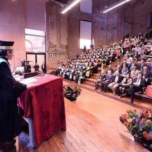 A dispetto della disoccupazione, investire negli studi dei figli paga