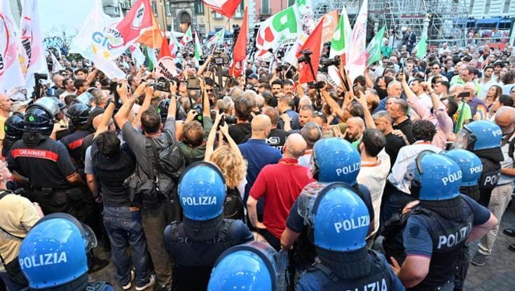 Campo largo, accuse a Piantedosi dopo i disordini in piazza del Gesù a Napoli