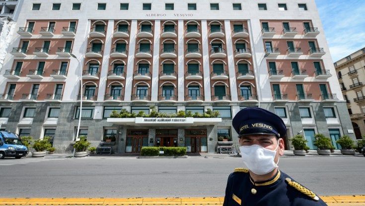 Napoli, hotel Vesuvio, restyling per ripartire: “Feriti dalla pandemia, ma vinceremo”