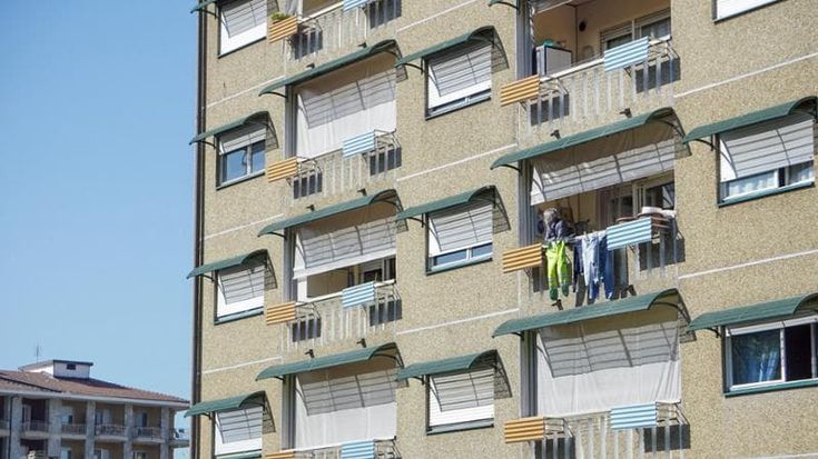 Case popolari ai privati per rimetterle a nuovo è battaglia in Consiglio