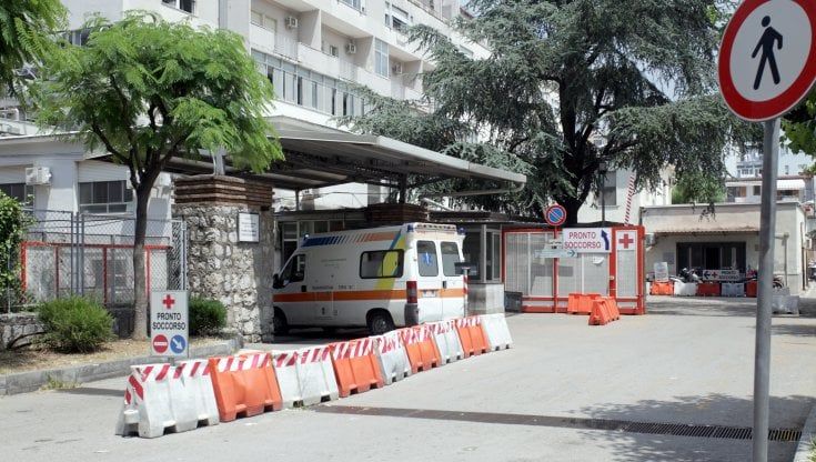  Covid, esauriti i posti all'ospedale San Leonardo di Castellammare: chiuso il pronto soccorso