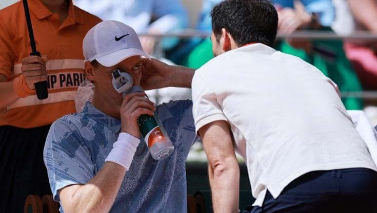 Sinner fuori al 2° turno al Roland Garros, ha un malore e perde con Cerundolo: “Non avevo energie”