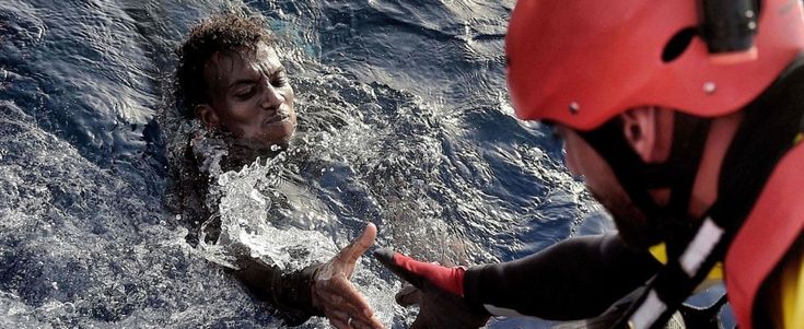 Le mani tese alla ricerca della salvezza