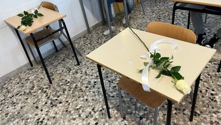 Foggia, con l'auto contro un albero: muoiono compagni di banco 18enni