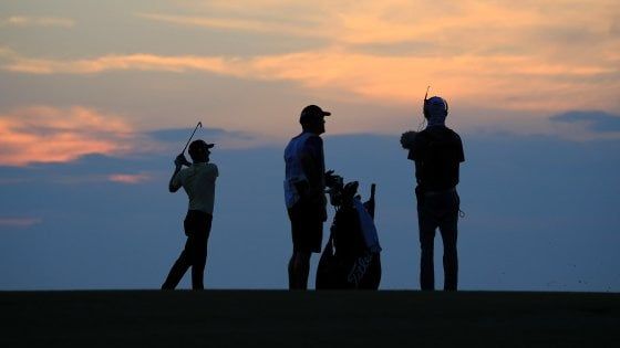 Golf, Travelers Championship: positivi i caddie di Koepka e McDowell