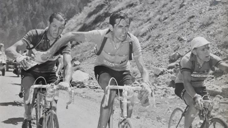 Coppi, Bartali, la borraccia e il terzo uomo nella mitica fotografia: “Come scoprire il Sacro Graal”