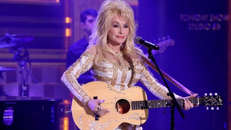 Dolly Parton: “Non mi piacevo e allora ho scelto questa armatura”