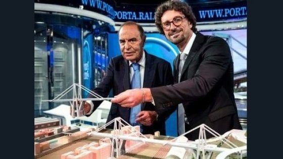 Toninelli da Vespa ride vicino al plastico del ponte Morandi. Sui social è polemica