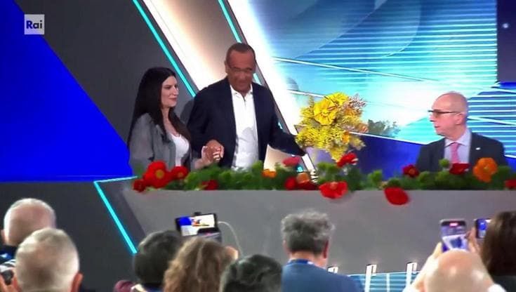 Sanremo, fiori per Laura Pausini: Conti la accoglie in conferenza stampa