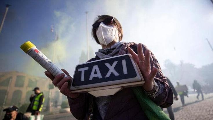 Taxi, tre sigle scioperano fino alle 24. Sit-in davanti al ministero di Urso, in Prefettura a Torino e a Napoli