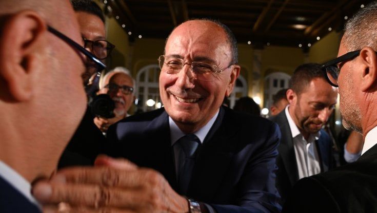Schifani stravince, è il nuovo governatore della Sicilia. Astensionismo record: bene De Luca, tracollo Pd