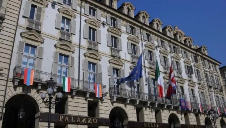 Uffici chiusi durante i ponti e nelle vacanze di Natale così la Regione Piemonte risparmierà