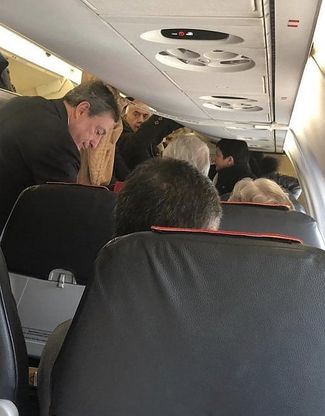 "Siamo fieri di lui": Mario Draghi viaggia in economy e conquista gli utenti sui social