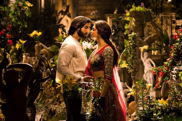 Il d&eacute;collet&eacute; che infiamma Bollywood: e la star si indigna