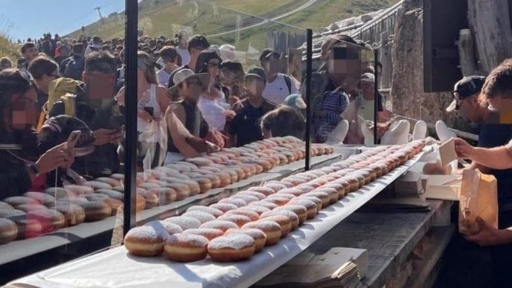 Influencer pubblica la foto di un bombolone: preso d’assalto un rifugio sulle Dolomiti
