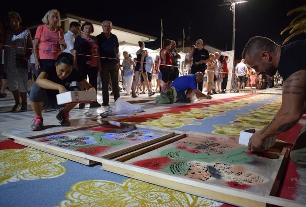 Lido di Camaiore, lo spettacolo dei tappeti di segatura sul lungomare 