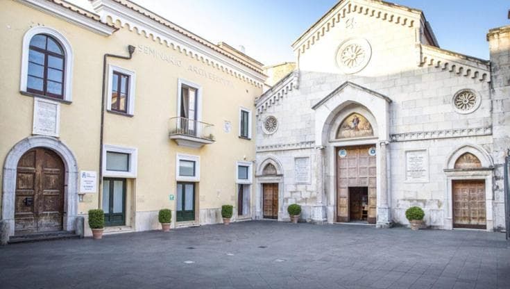 Sorrento, cade dal muro del cortile interno della cattedrale: morto 64enne