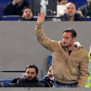 Totti, allenamento e sorrisi: la tempesta è alle spalle. Pallotta: "Spalletti lo ha rispettato"