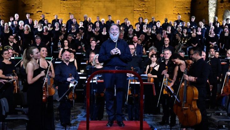 La Scala cede al caldo, orchestra e coro per la prima volta in maniche di camicia