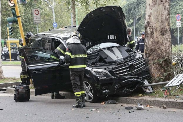 Milano, auto si scontra con un'autopompa dei vigili del fuoco e finisce contro un albero