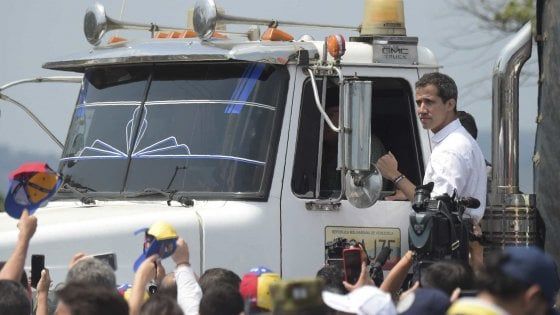 Venezuela, la Ue condanna il blocco degli aiuti. Avvelenato deputato dell'opposizione