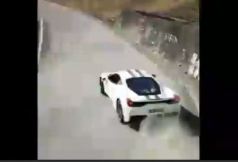 Ferrari 458 Scuderia, la derapata è da manuale