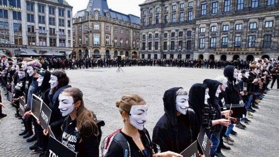 Firenze, sabato il flash mob in piazza della Repubblica contro lo sfruttamento degli animali 