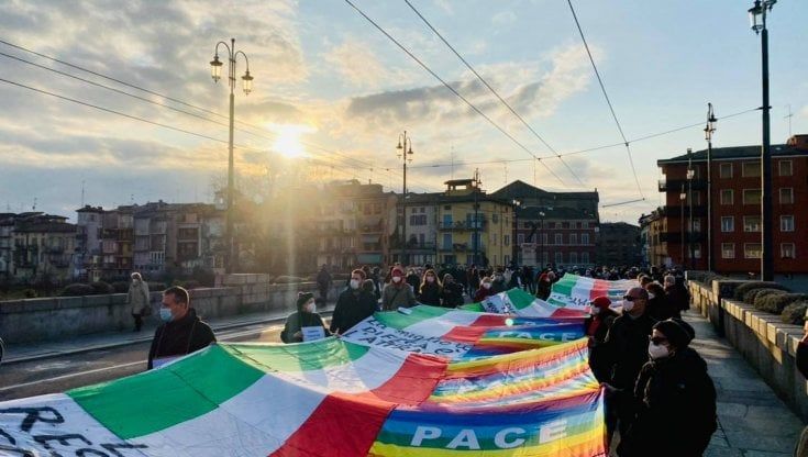 Un ponte di corpi a Parma: "Basta con il trattamento disumano dei migranti"