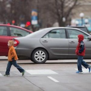 Ecco perché per i bambini è così complicato attraversare la strada