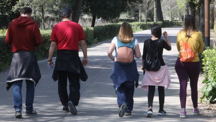 "Mi sento solo, sono devastata, mi credono felice e sono l'opposto". Adolescenti tra ansia e sconforto