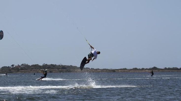 Kitesurfer contro un palo a Anguillara, 40enne in codice rosso: trasportato in elicottero al Gemelli