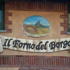 Fuoco con le fascine e cereali biologici per il "Forno del Borgo"